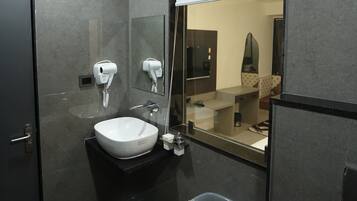 Deluxe Double Room | Bathroom | Free toiletries, hair dryer, towels, soap