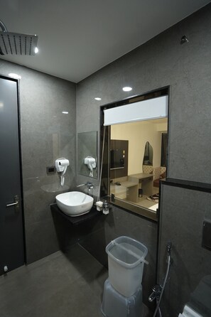 Deluxe Double Room | Bathroom - Ace Inn Hotel (Nagpur)