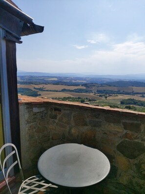 Outdoor dining - Vrbo Property (Umbria)