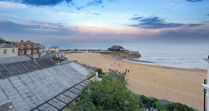 Enjoy a cosy 2-bedroom cottage-style stay in Broadstairs, just around 2 minutes from the beach and close to Viking Bay. Sleeps up to 4 guests with a double bedroom, bunk room, good Wi-Fi, comfortable living space, kitchen/dining area, washing machine