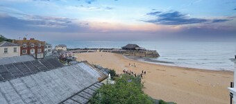 Enjoy a cosy 2-bedroom cottage-style stay in Broadstairs, just around 2 minutes from the beach and close to Viking Bay. Sleeps up to 4 guests with a double bedroom, bunk room, good Wi-Fi, comfortable living space, kitchen/dining area, washing machine