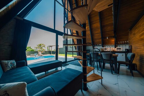 Luxury 2BR Sapanca Bungalow Private Heated Pool, Jacuzzi & Stunning Lake View