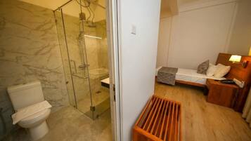Phòng đôi Deluxe, ban công, quang cảnh núi | Phòng tắm | Buồng tắm vòi sen, đồ dùng nhà tắm miễn phí, máy sấy tóc, khăn tắm