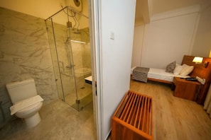 Deluxe Double Room, Balcony, Mountain View | Bathroom | Shower, free toiletries, hair dryer, towels - BPR Asgiriya - Kandy (Kandy)