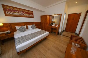 Quarto casal luxo, sacada, vista para a montanha | Espaço de trabalho para notebook, Wi-Fi de cortesia
