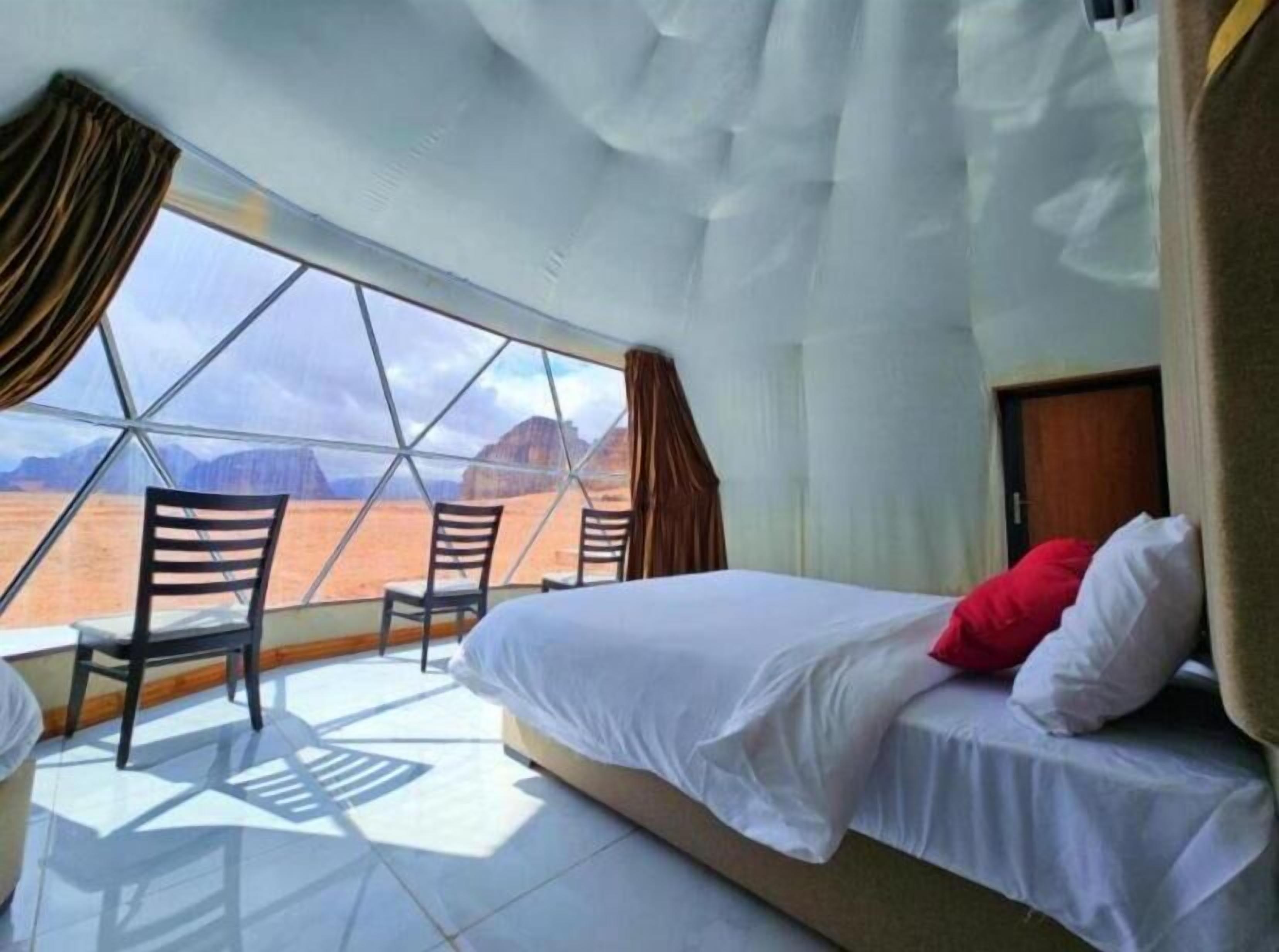 Luxury-Dreibettzimmer, Balkon, Bergblick | Zimmersafe, Verdunkelungsvorhänge, schallisolierte Zimmer
