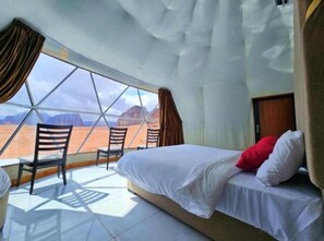 Luxury-Dreibettzimmer, Balkon, Bergblick | Zimmersafe, Verdunkelungsvorhänge, schallisolierte Zimmer