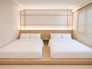 Une chambre d’hôtel moderne avec deux lits, une tête de lit en bois, une table de chevet et une fenêtre avec des stores.