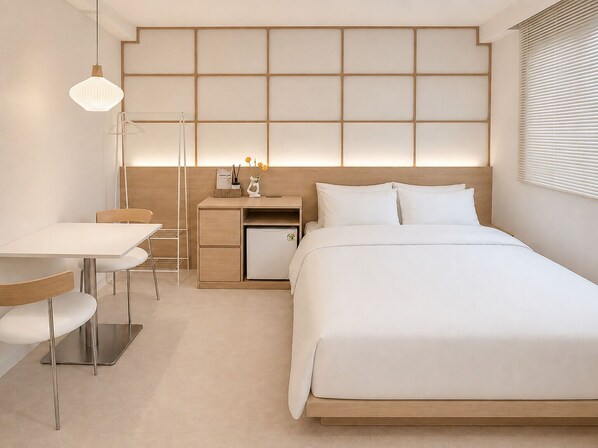 A modern hotel room with a bed, bedside table, desk, and chair. - Yoonstay Haenggung (Suwon-si)