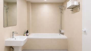 Family Studio Suite, Non Smoking | Bathroom | Shower, free toiletries, hair dryer, towels