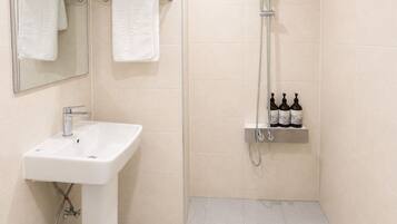 Doppia Standard | Bagno | Doccia, set di cortesia gratuito, asciugacapelli, asciugamani