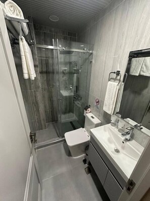 Buồng tắm vòi sen, đồ dùng nhà tắm miễn phí, máy sấy tóc 