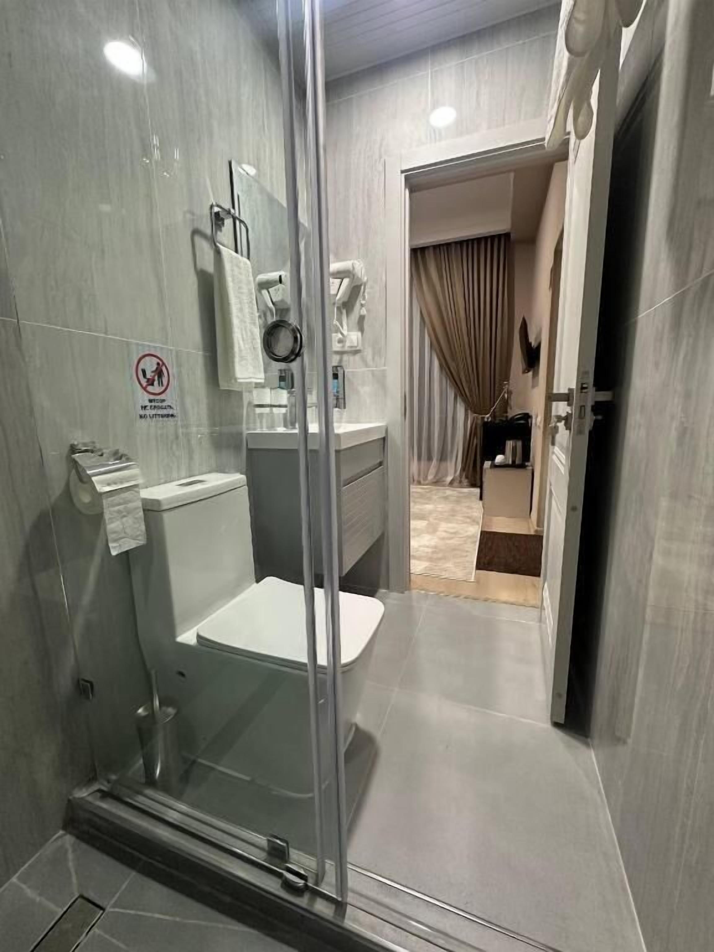 Dusche, kostenlose Toilettenartikel, Haartrockner, Hausschuhe