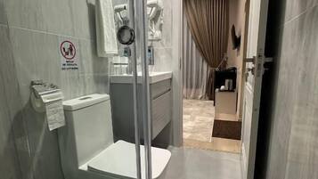 Dusche, kostenlose Toilettenartikel, Haartrockner, Hausschuhe