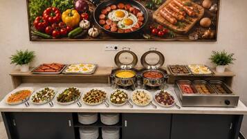 朝食 (ビュッフェ)、毎日提供 (無料)