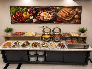Disposição de buffet com diversos alimentos e uma grande pintura acima.