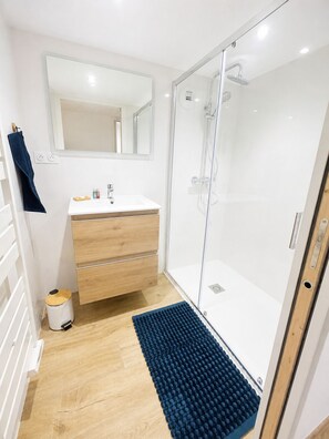 Bathroom - Vrbo Property (Plouguerneau)