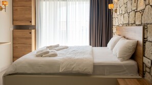 Deluxe-dobbeltværelse - byudsigt | Premium-sengetøj, gratis minibar, gratis Wi-Fi, sengetøj