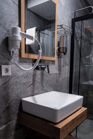 Dusche, Regendusche, kostenlose Toilettenartikel, Haartrockner