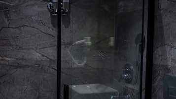 Suihku, sadesuihkupää, ilmaiset hygieniatuotteet, hiustenkuivaaja
