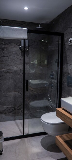 Shower, rainfall showerhead, free toiletries, hair dryer - Canata Çeşme (Cesme)