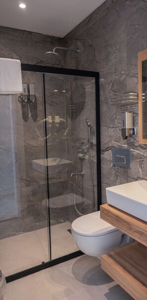 Standard-dobbeltværelse | Badeværelse | Bruser, brusehoved med spredningseffekt, gratis toiletartikler