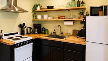 Coffee/tea maker, fridge, microwave, oven
