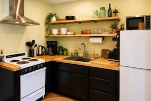 Wasserkocher mit Kaffee-/Teezubehör, Kühlschrank, Mikrowelle, Ofen