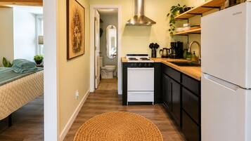 Coffee/tea maker, fridge, microwave, oven