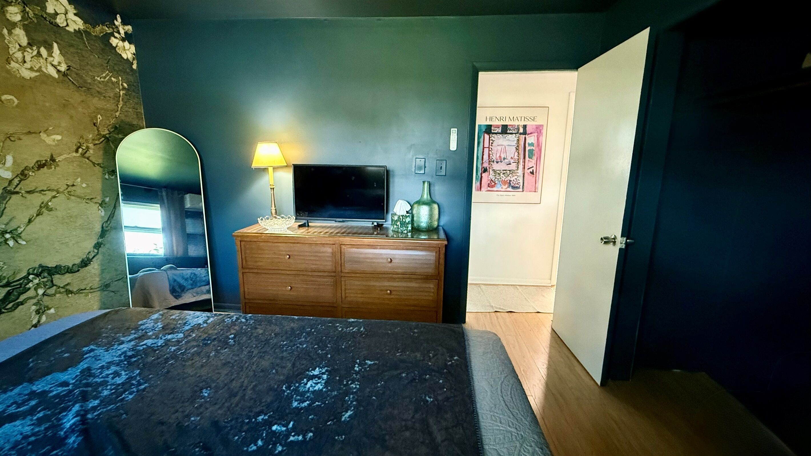 Iron/ironing board, free WiFi, bed sheets
