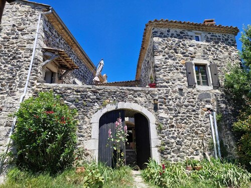 petit cocon dans une ancienne magnanerie, en pleine garrigue du sud Ardèche