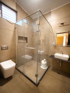 Shower, handuk, sabun, dan sampo