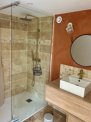 Een douche, een haardroger, toiletpapier