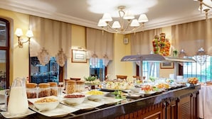 Un'area buffet con diversi cibi, un brocchetta per latte e decorazioni.