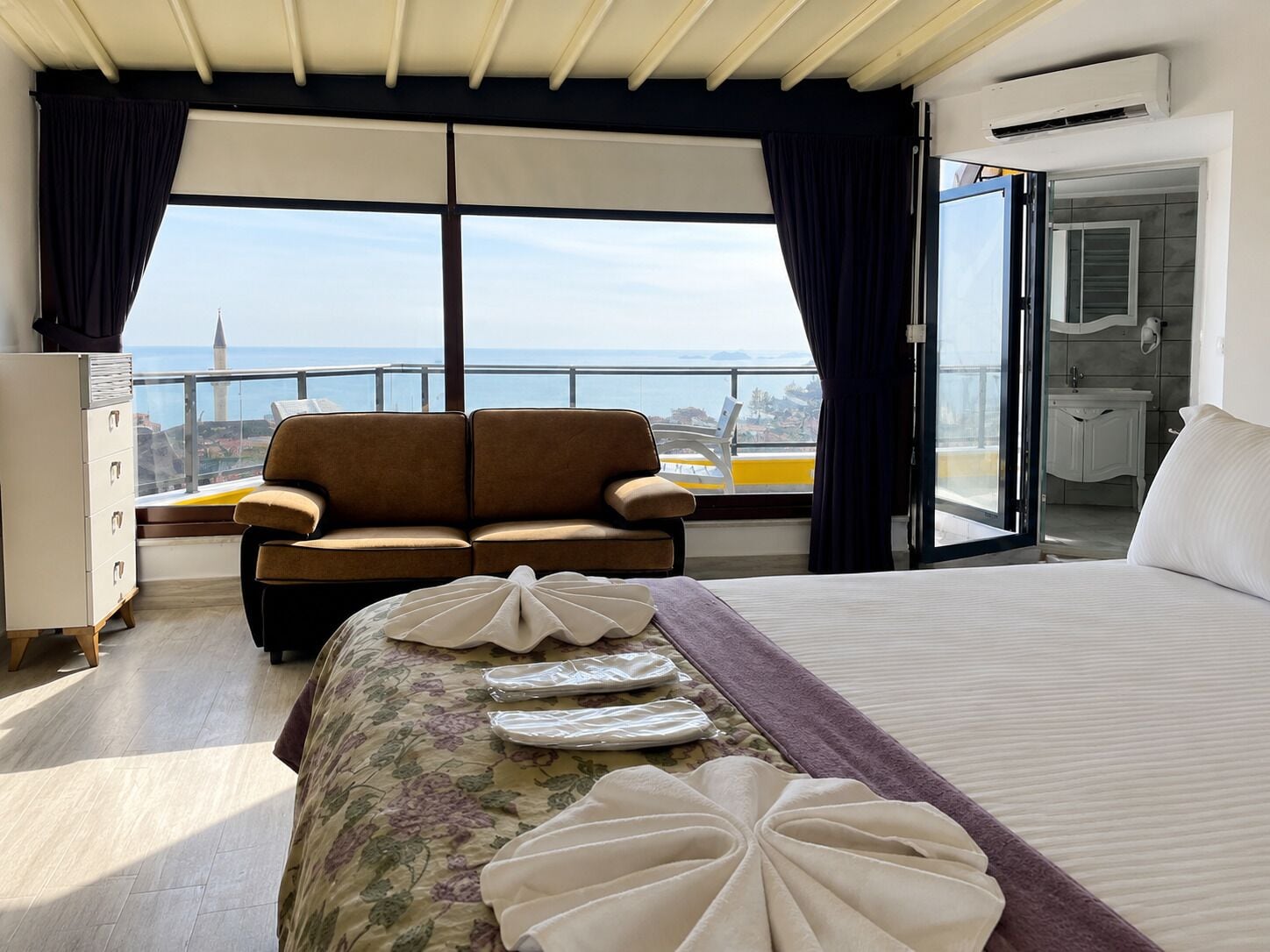 Premium bedding, minibar, free WiFi, bed sheets