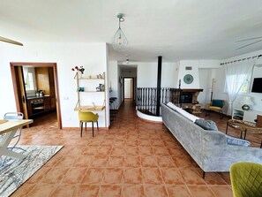 Smart-TV, Kamin, Bücher