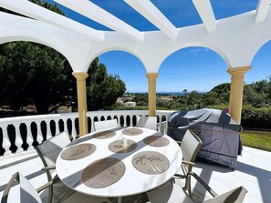 Outdoor dining - Villa El Dorado – Private Oasis near the Beach (Estepona)