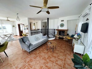 Smart TV, fireplace - Villa El Dorado – Private Oasis near the Beach (Estepona)