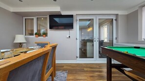 Apartment, Private Bathroom | Restaurant - Stylish & Modern 4BR Home in Shirebrook (Shirebrook)