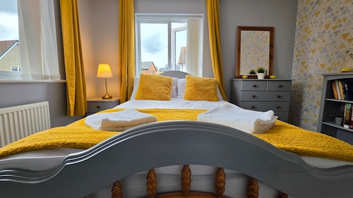 Stylish & Modern 4BR Home in Shirebrook