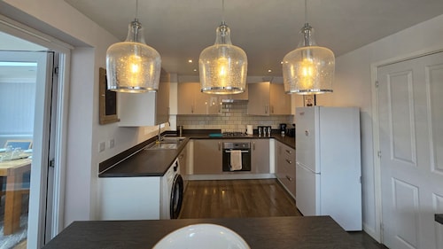 Stylish & Modern 4BR Home in Shirebrook