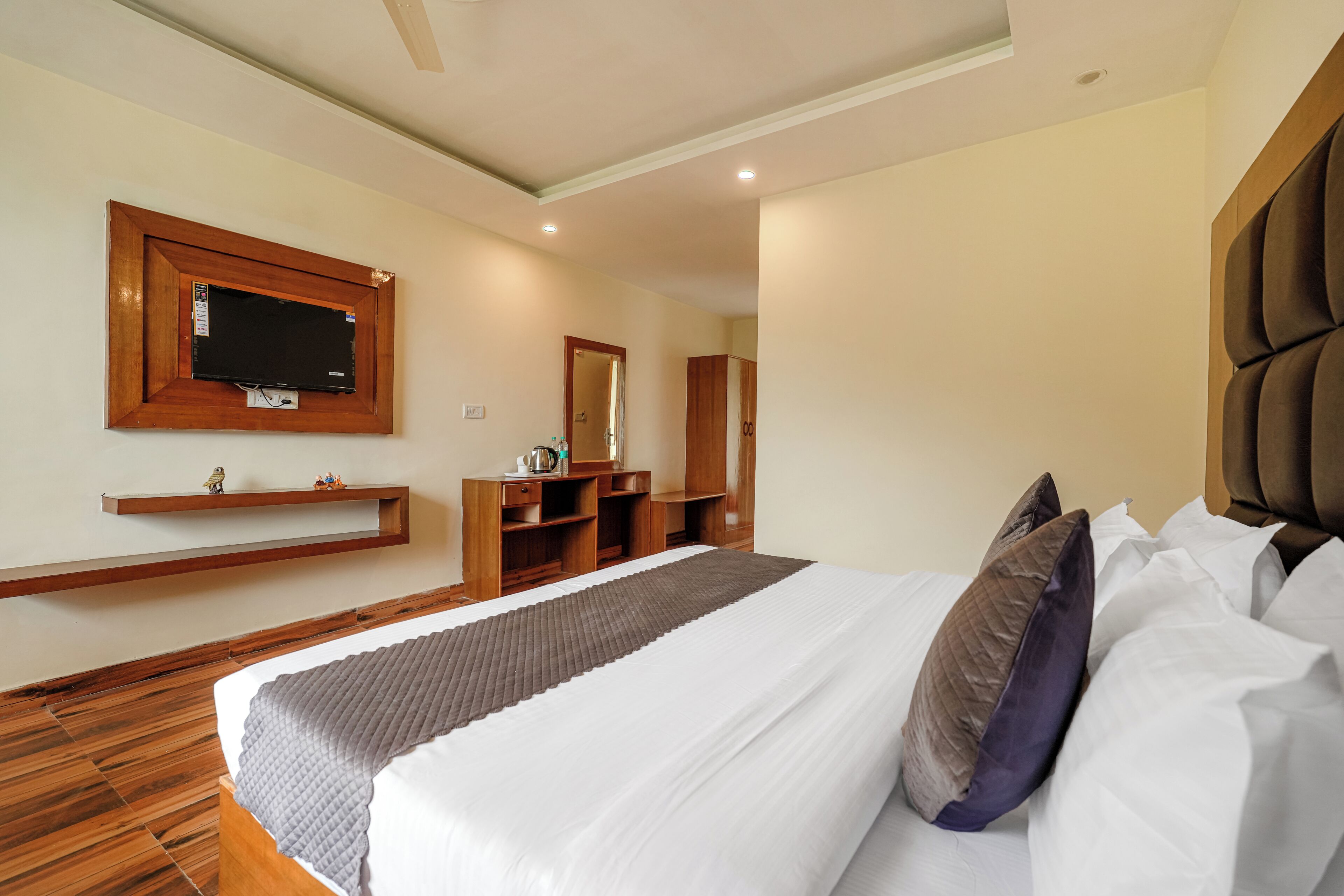 Desk, laptop workspace, free WiFi