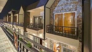 Una hilera de modernos edificios de hotel de varios pisos con balcones y ventanas amplias.
