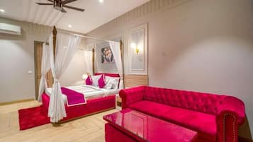 Superior Double Room, Pool View | Living area