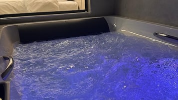 Deep soaking bathtub