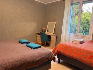 1 Schlafzimmer, Schreibtisch, Bügeleisen/Bügelbrett, Reisekinderbett