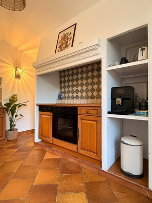 Kühlschrank, Mikrowelle, Ofen, Herdplatte