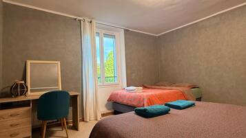 1 Schlafzimmer, Schreibtisch, Bügeleisen/Bügelbrett, Reisekinderbett