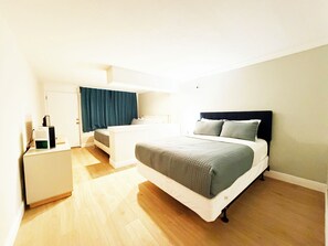 Une chambre à coucher avec un lit, une table de chevet, un bureau et une chaise.