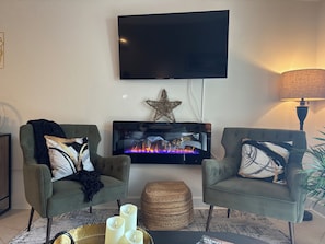Smart-TV, Kamin, Bücher